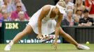 Dánská tenistka Caroline Wozniacká sbírá síly po porážce od Rakušanky Tamiry Paszekové ve 2. kole Wimbledonu 2012.