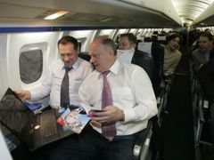 Zjuganov na palubě vnitrostátní letecké linky v době předvolební kampaně.