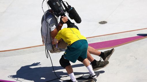 Skateboardista Kieran Woolley z Austrálie naráží do kameramana na OH 2020.