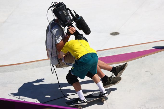 Skateboardista Kieran Woolley z Austrálie naráží do kameramana na OH 2020.