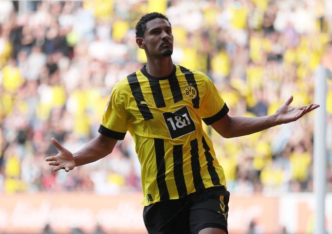 Sebastien Haller z Borussie Dortmund slaví gól v utkání v Augsburgu