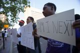 Protestují proti zastřelení neozbrojeného černošského mladíka místním policistou.