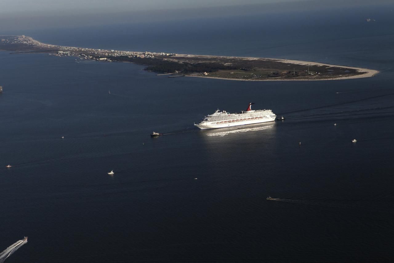 Video: Poškozená loď Carnival Triumph, která zapáchala výkaly tisíců cestujících, konečně dorazila do přístavu v Alabamě.