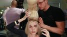 A model works with a hair stylist for Dmitri Vinokurov backstage at the 30th anniversary of the Alternative Hair Show at the Royal Albert Hall in London October 14, 2012. REUTERS/Olivia Harris (BRITAIN - Tags: SOCIETY FASHION) Published: Říj. 15, 2012, 2:10 dop.