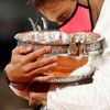 Nejhezčí fotky Reuters 2020 -  Rafael Nadaů slaví triumf ve dvouhře na Roland Garros