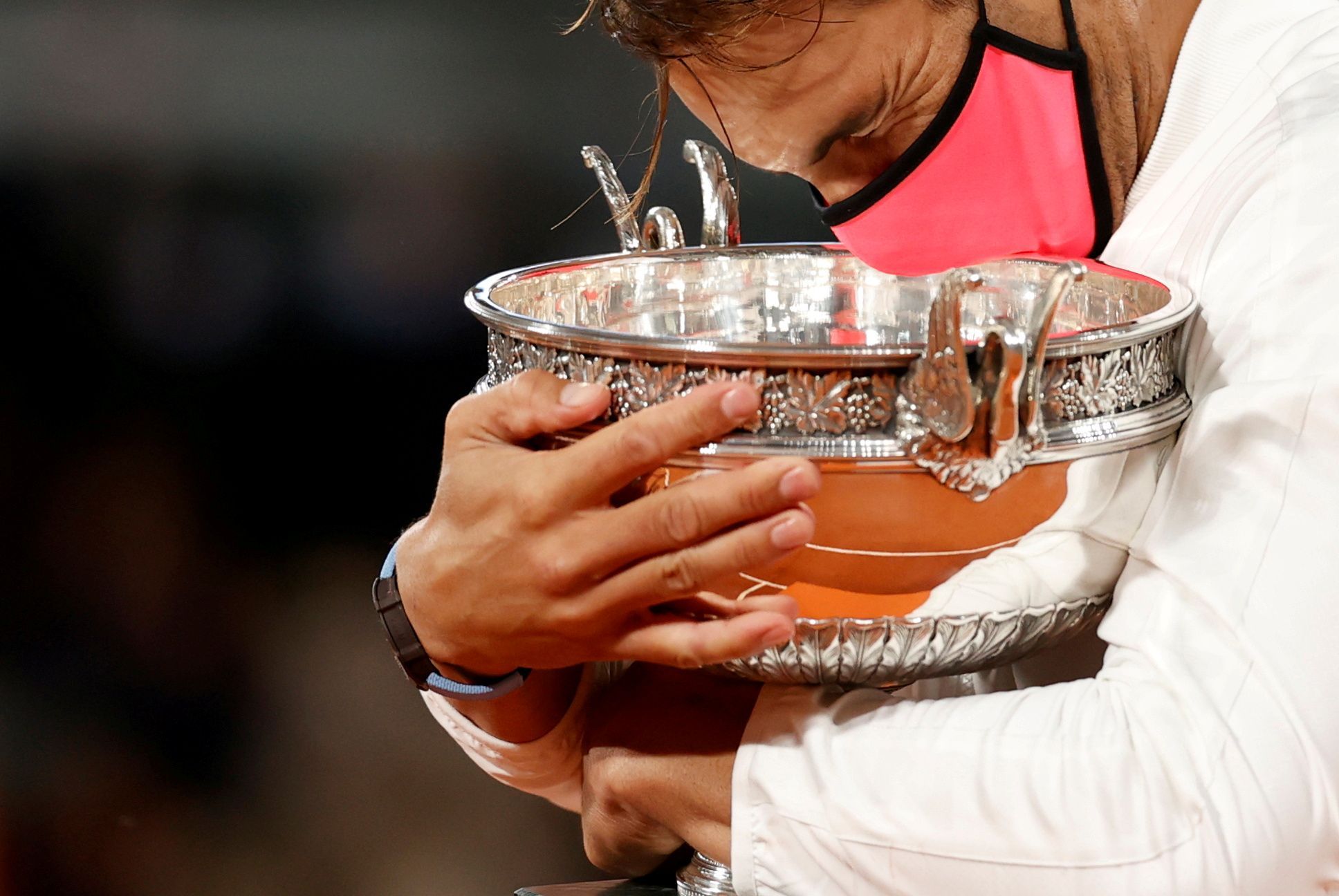 Nejhezčí fotky Reuters 2020 -  Rafael Nadaů slaví triumf ve dvouhře na Roland Garros