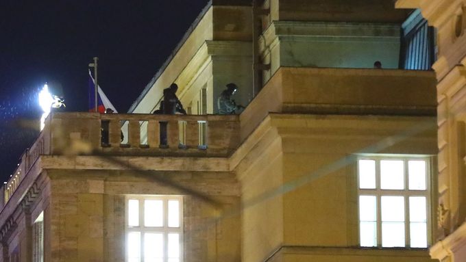 Zásah v Praze obrazem: Střelba, policisté na střeše i útěk do bezpečí