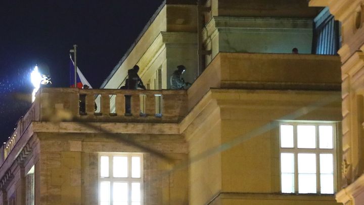 Viděl jsem, jak střílel směrem k Pražskému hradu a pak zbraň zahodil, popisuje svědek