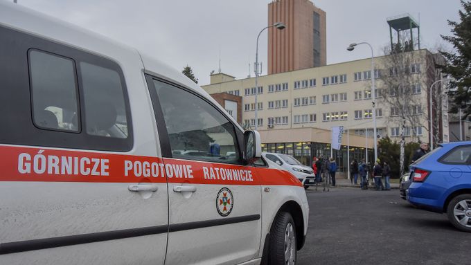 Vozidlo Polských důlních záchranářů před dolem ČSM