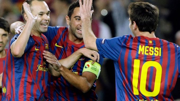 Andrés Iniesta (vlevo), Xavi a Lionel Messi se radují z úvodního gólu.