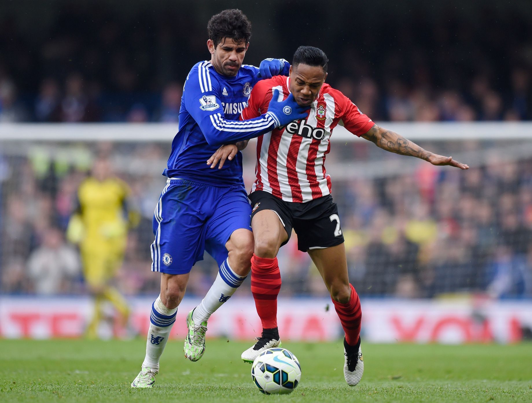 Diego Costa a Nathaniel Clyne v zápase Chelsea vs. Southampton