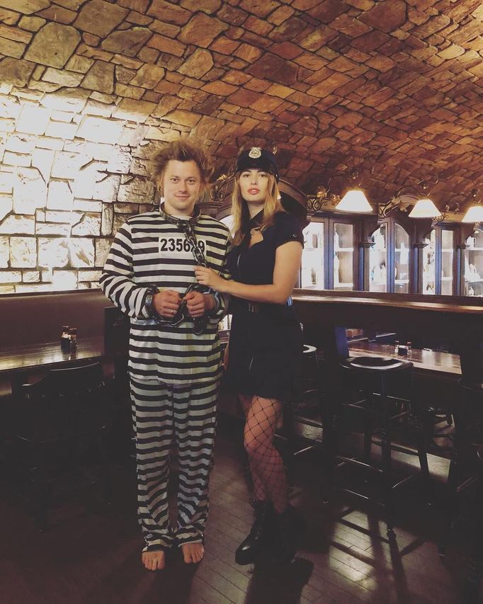 Vladimir Tarasenko a sličná policistka při Halloweenu.