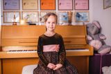 Klára Gibišová, 7 let – ha na klavír, Bašť, Středočeský kraj.
Vynikající klavíristka, jejíž snem je zahrát si s orchestrem v Rudolfinu. O tom, že chce „HJÁT NA PIJÁNO“ měla jasno již ve svých 18 měsících. V současnosti vyhrává všechny soutěže, kterých se zúčastní.
