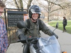 Výtvarník a exhibicionista David Černý přijel do parku na Kampě podpořit rakety na svém silném motocyklu BMW.