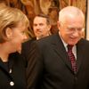 Angela Merkelová a Václav Klaus odcházejí z tiskové konference