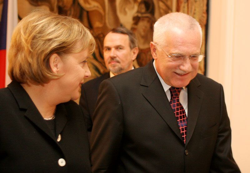 Angela Merkelová a Václav Klaus odcházejí z tiskové konference