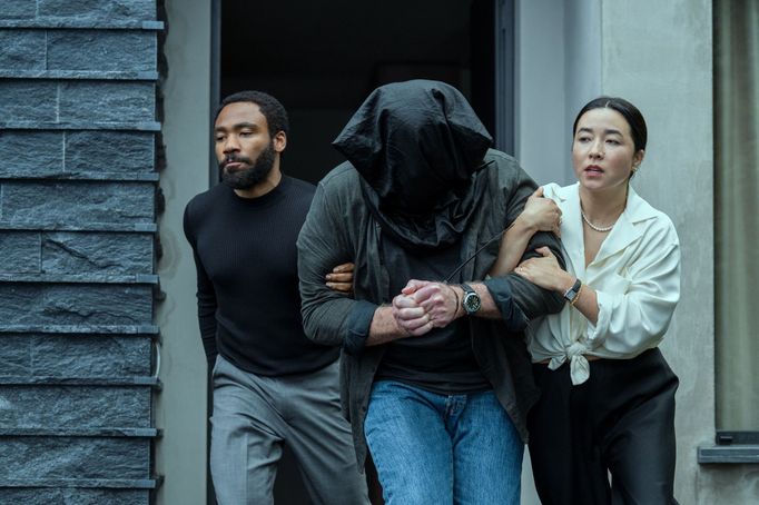 Donald Glover jako John Smith a Maya Erskine v roli Jane Smith.