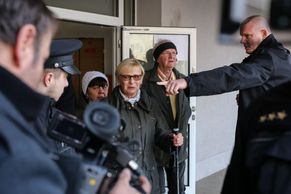 Foto: Zeman volil v druhém kole, policie hlídala. Z obav nepustili většinu novinářů dovnitř