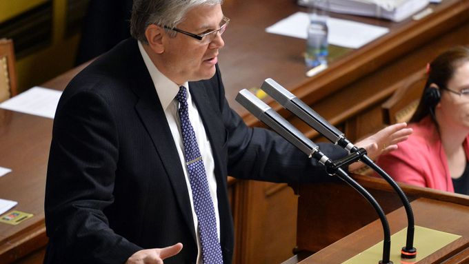 Ministr zdravotnictví Miloslav Ludvík hovoří k poslancům.