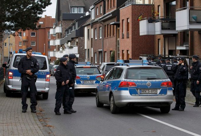 Německá policie zadržela nedaleko Cách pět lidí kvůli podezření, že mají spojitost s pátečními teroristickými útoky v Paříži.