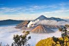 V Indonésii vybuchla sopka, záchranáři pátrají po stovkách turistů