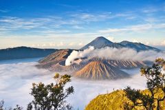 V Indonésii vybuchla sopka, záchranáři pátrají po stovkách turistů