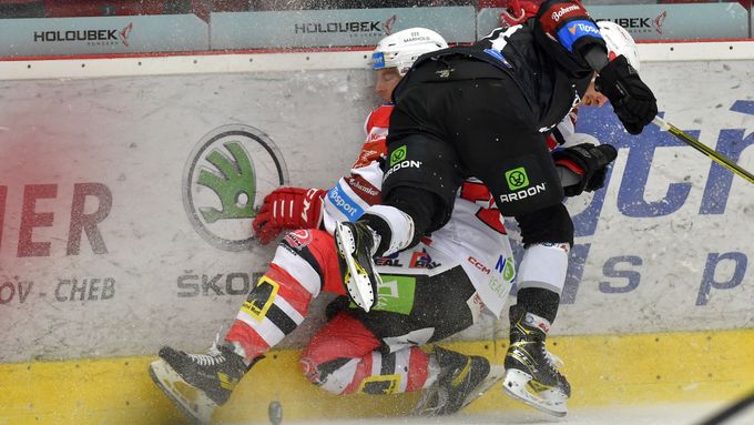 Dennis Robertson z Pardubic a Lukáš Doudera z Karlových Varů v zápase 24. kola hokejové extraligy