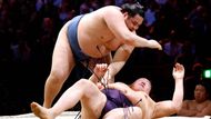 Londýn, Británie: Onokatsu a Ichiyamamoto se utkali v legendární Royal Albert Hall během prvního velkého sumo turnaje v Londýně po 34 letech.