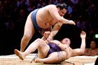 Londýn, Británie: Onokatsu a Ichiyamamoto se utkali v legendární Royal Albert Hall během prvního velkého sumo turnaje v Londýně po 34 letech.