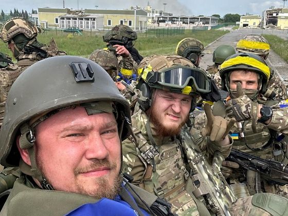Příslušníci Ruského dobrovolnického sboru, kteří nedávno překročili ukrajinsko-ruskou hranici a vjeli s obrněnými vozy do Belgorodské oblasti.