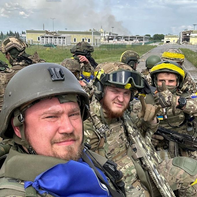 Příslušníci Ruského dobrovolnického sboru, kteří nedávno překročili ukrajinsko-ruskou hranici a vjeli s obrněnými vozy do Belgorodské oblasti.