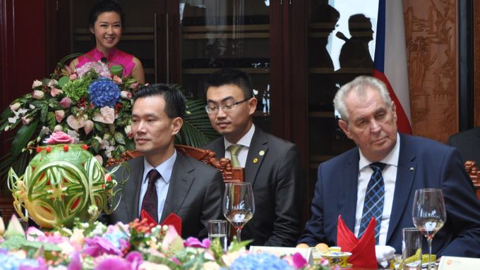 Vynořil se a zmizel. "Vyhaslý" poradce prezidenta Miloše Zemana (vpravo) Jie Ťien-ming (vlevo) na archivním snímku pořízeném 5. září 2015 při podpisu dohod v Šanghaji.
