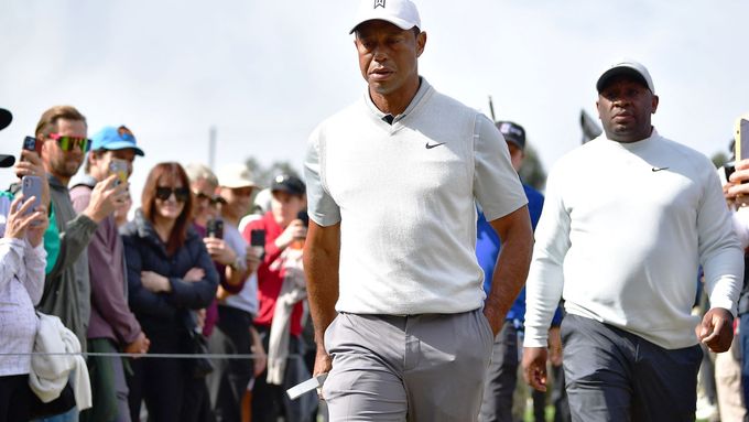 Tiger Woods prochází kolem fanoušků při třetím kole turnaje Genesis Invitational v Pacific Palisades.