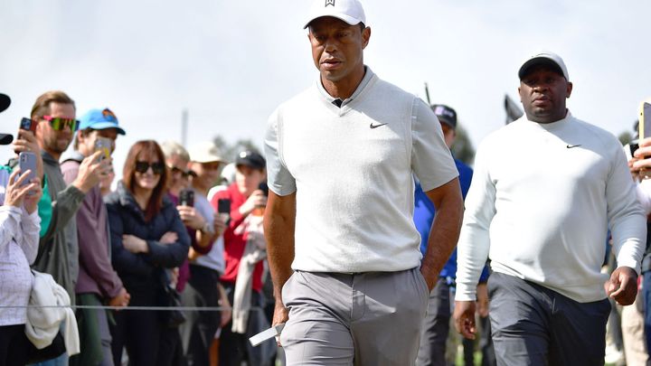 Nevídaný kousek: Tiger Woods trefil odpalem míček do kapsy diváka; Zdroj foto: Reuters