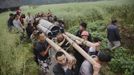 Villagers carry the coffin of a man killed in Saturday's earthquake, in Longmen village, Lushan county, Ya'an, Sichuan province, April 22, 2013. Hundreds of survivors of an earthquake that killed nearly 200 people in southwest China pushed into traffic on a main road on Monday, waving protest signs, demanding help and shouting at police. Picture taken April 22, 2013. REUTERS/Stringer (CHINA - Tags: DISASTER ENVIRONMENT OBITUARY) CHINA OUT. NO COMMERCIAL OR EDITORIAL SALES IN CHINA Published: Dub. 23, 2013, 7:09 dop.