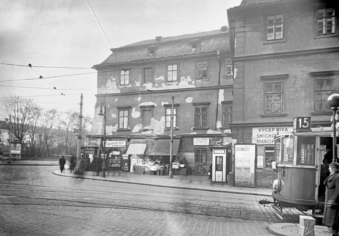 Veřejná telefonní budka poblíž Důmu U Šálků na rohu Karlova náměstí a Resslovy ulice v Praze. Rok 1938.