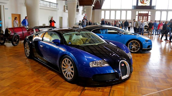 Na loňském ročníku se představily tři vozy Bugatti. Dva Veyrony, uprostřed Chiron.