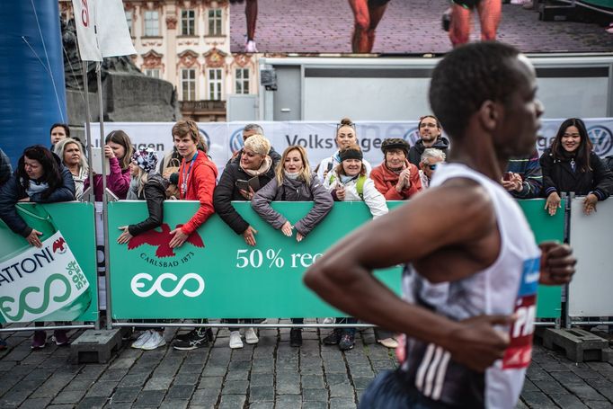 Fanoušci na Staroměstském náměstí při průběhu elitní skupiny závodníků