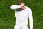 FOTO V hlavní roli Rooney: břevno, gól i nekonečný smutek