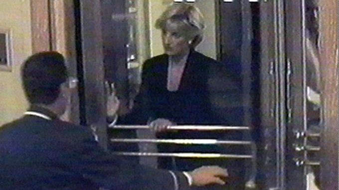 Průmyslová kamera zachytila Dianu, jak vchází 30.srpna 1997 před desátou hodinou do hotelu Ritz. Přilbližně dvě a půl hodiny před nehodou.