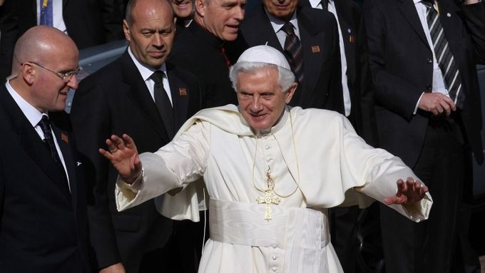 Papež Benedikt XVI. - zcela obklopen svými bodyguardy - během londýnské návštěvy. Takto jej přivedli na setkání se školáky ze St Mary's University College ve Twickenhamu poblíž Londýna.