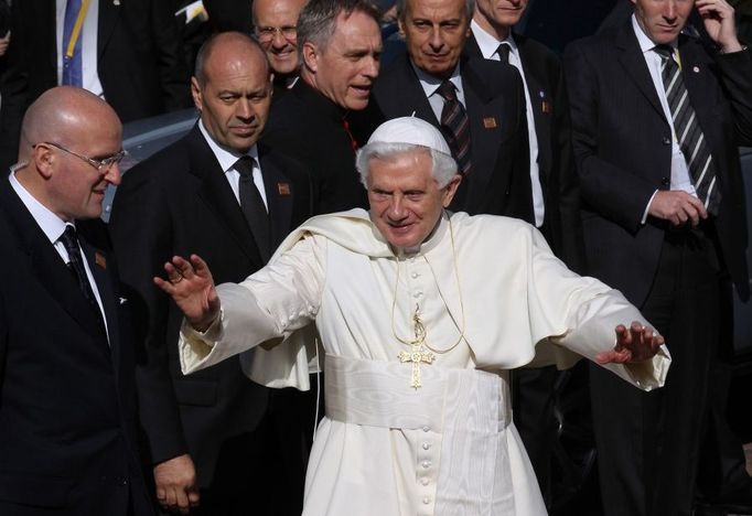 Papež Benedikt XVI. - zcela obklopen svými bodyguardy - během londýnské návštěvy. Takto jej přivedli na setkání se školáky ze St Mary's University College ve Twickenhamu poblíž Londýna.