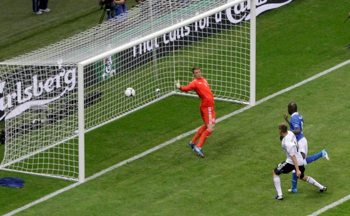 Mario Balotelli střílí gól za záda Manuela Neuera v semifinálovém utkání mezi Německem a Itálií na Euru 2012.