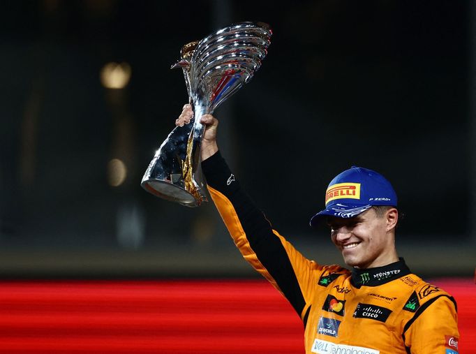 Pilot McLarenu Lando Norris slaví triumf ve VC Abú Zabí F1 2024