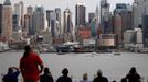 Space Shuttle Enterprise is seen from Weehawken, New Jersey, as it is lifted onto the deck of the Intrepid Sea, Air & Space Museum in New York, June 6, 2012. REUTERS/Gary Hershorn (UNITED STATES - Tags: SCIENCE TECHNOLOGY TRANSPORT CITYSPACE) Published: Čer. 6, 2012, 8:44 odp.