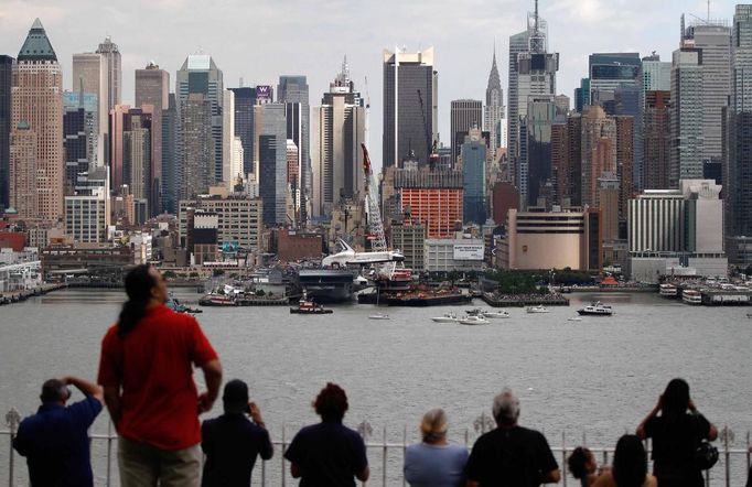 Space Shuttle Enterprise is seen from Weehawken, New Jersey, as it is lifted onto the deck of the Intrepid Sea, Air & Space Museum in New York, June 6, 2012. REUTERS/Gary Hershorn (UNITED STATES - Tags: SCIENCE TECHNOLOGY TRANSPORT CITYSPACE) Published: Čer. 6, 2012, 8:44 odp.