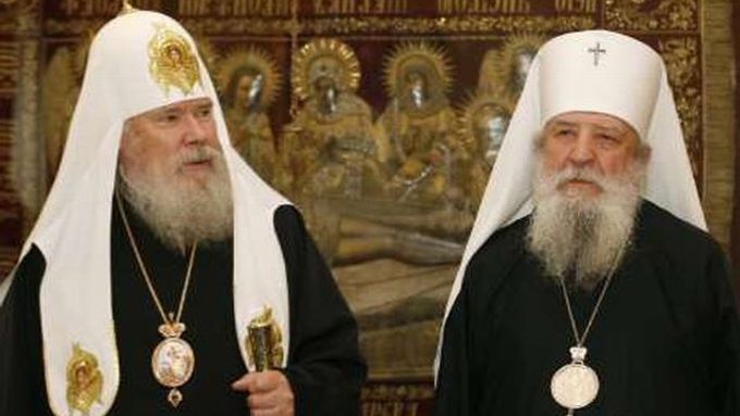 Alexij II. (vlevo) s metropolitou Laurem na loňské ceremonii u příležitosti sjednocení domácí a exilové ruské pravoslavné církve