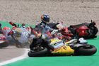 Hromadná havárie po startu VC Katalánska MotoGP 2023