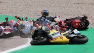 Hromadná havárie po startu VC Katalánska MotoGP 2023