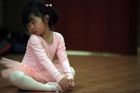 Místo, kde budoucí baletky rostou: Taneční studio v Šanghaji přijímá dívky od tří do pěti let. V první fázi se děvčátka učí především cviky, kterými natahují dětské svaly.